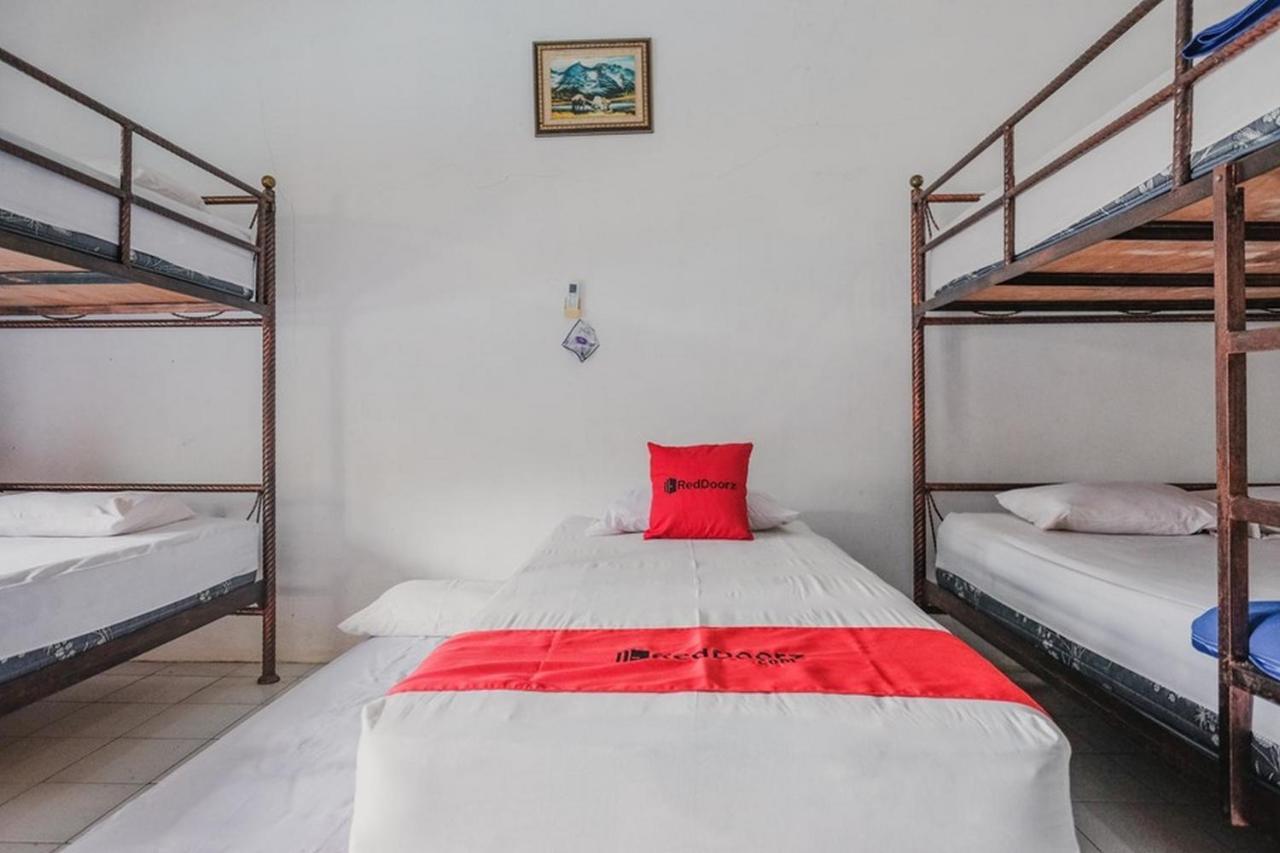 Hôtel Reddoorz Near Pantai Florida Anyer à Serang Extérieur photo