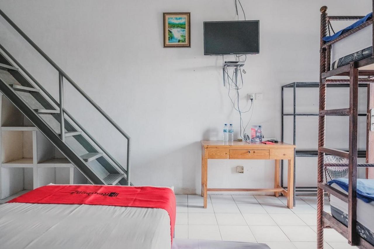 Hôtel Reddoorz Near Pantai Florida Anyer à Serang Extérieur photo