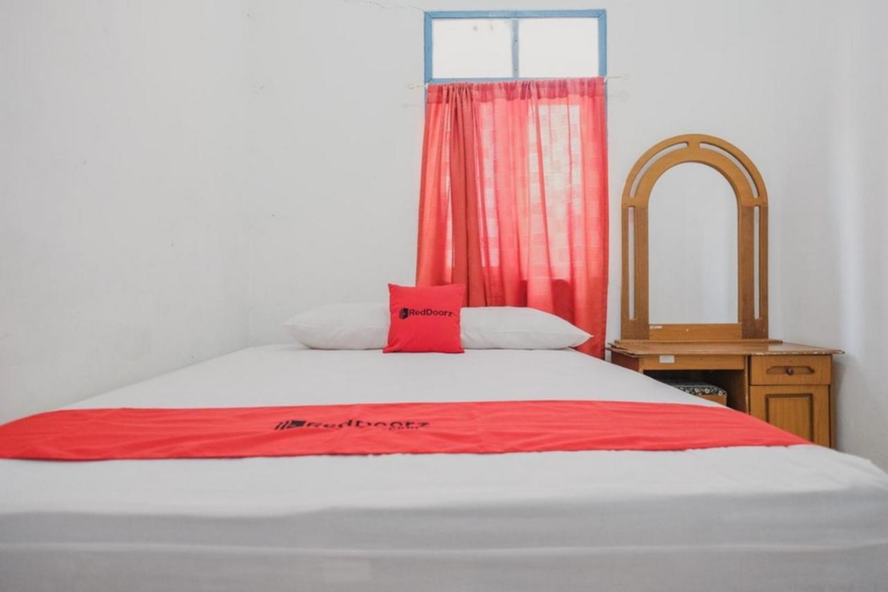 Hôtel Reddoorz Near Pantai Florida Anyer à Serang Extérieur photo