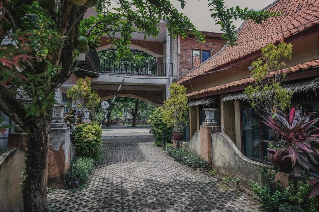 Hôtel Reddoorz Near Pantai Florida Anyer à Serang Extérieur photo