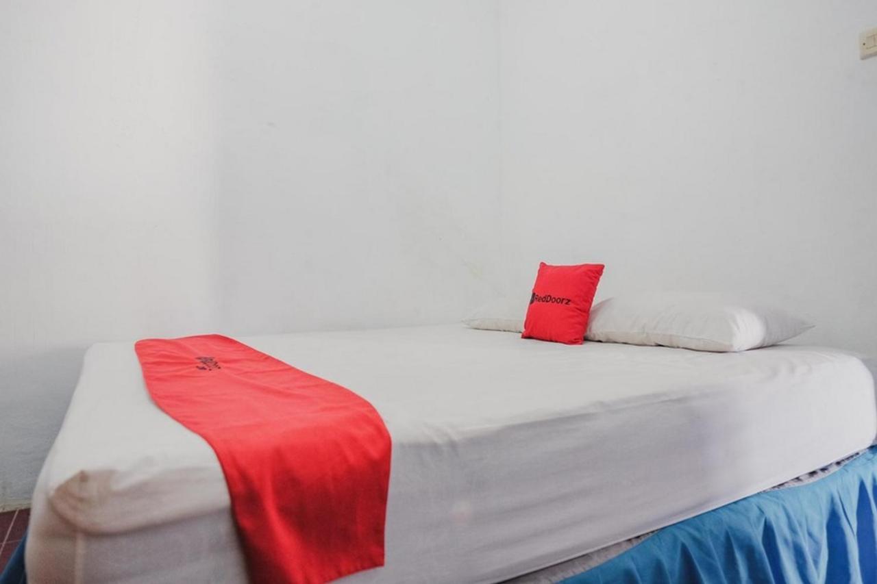 Hôtel Reddoorz Near Pantai Florida Anyer à Serang Extérieur photo