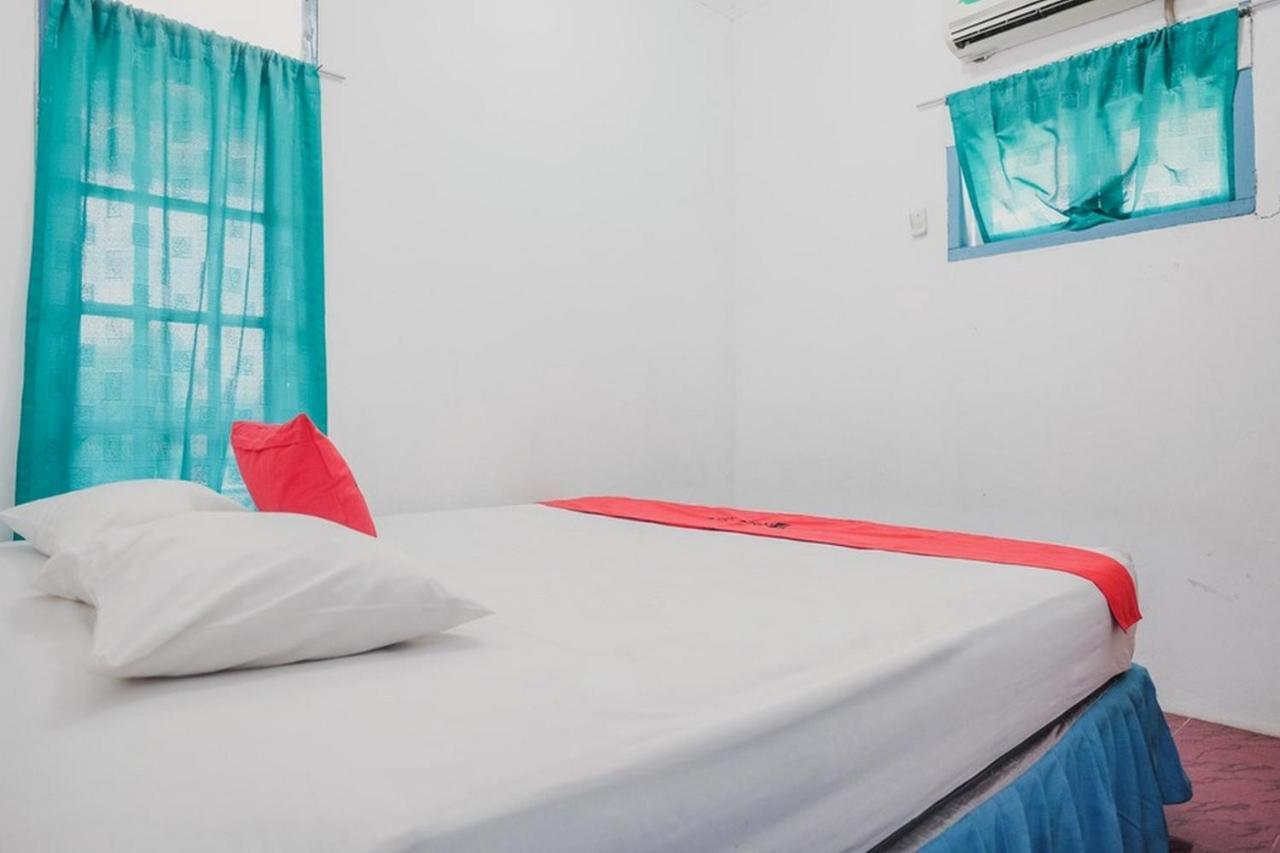 Hôtel Reddoorz Near Pantai Florida Anyer à Serang Extérieur photo