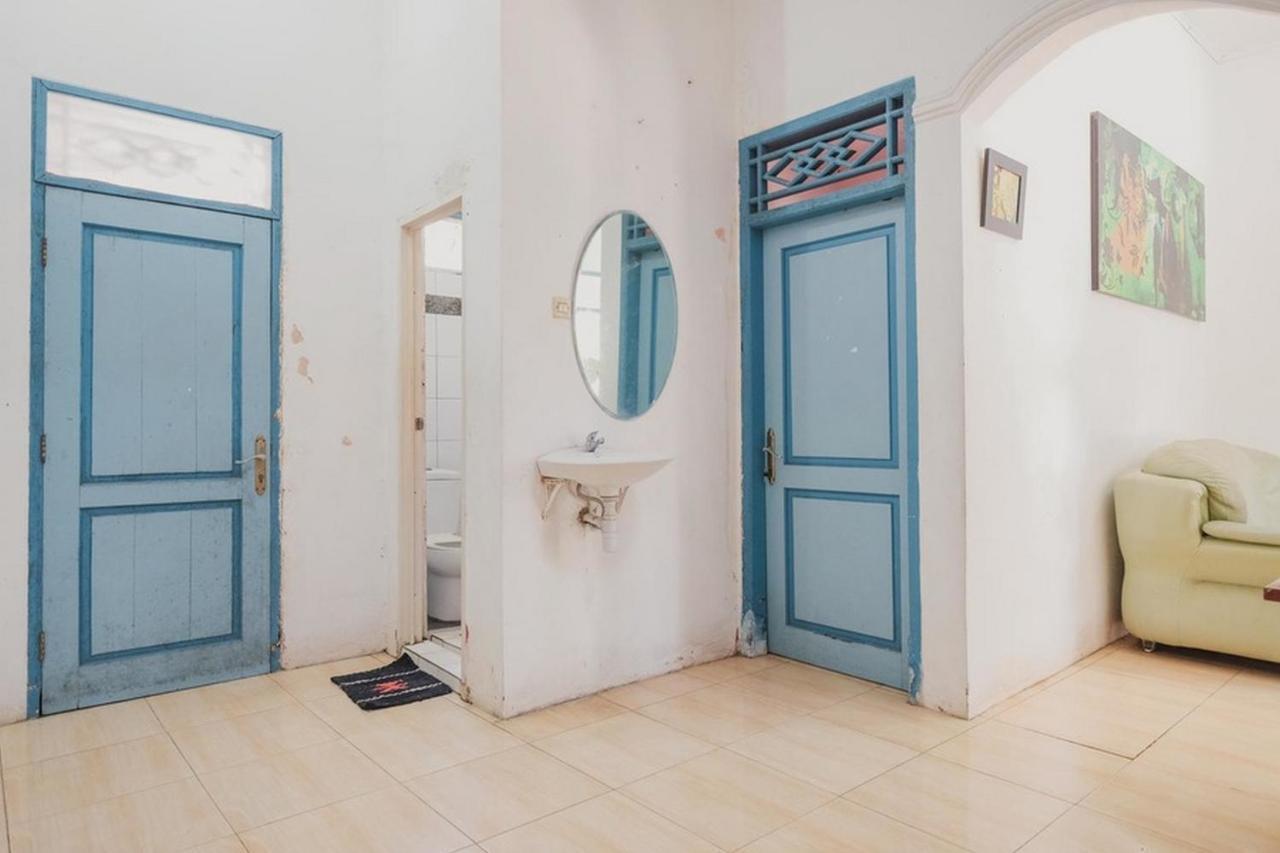 Hôtel Reddoorz Near Pantai Florida Anyer à Serang Extérieur photo
