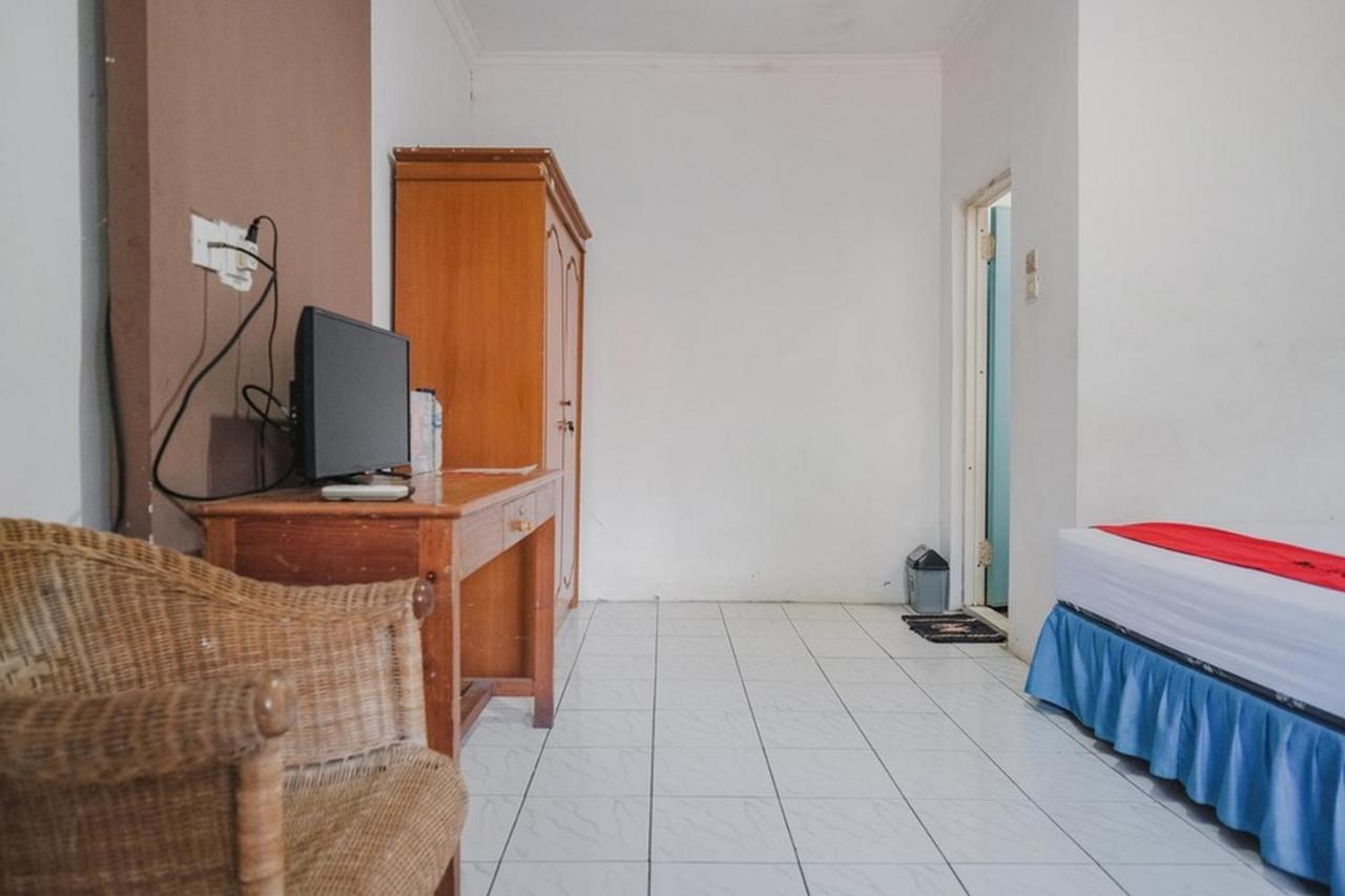 Hôtel Reddoorz Near Pantai Florida Anyer à Serang Extérieur photo