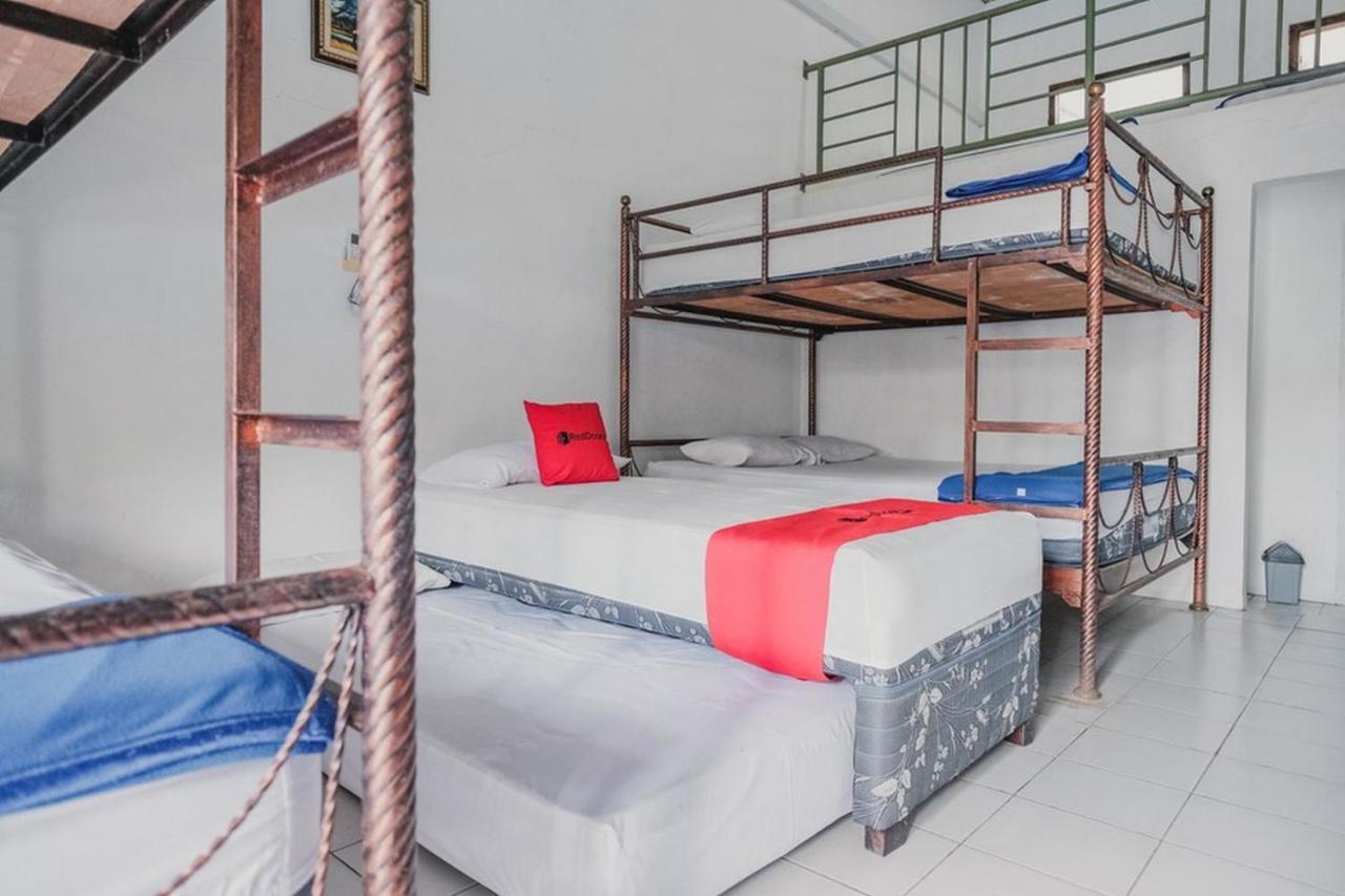 Hôtel Reddoorz Near Pantai Florida Anyer à Serang Extérieur photo