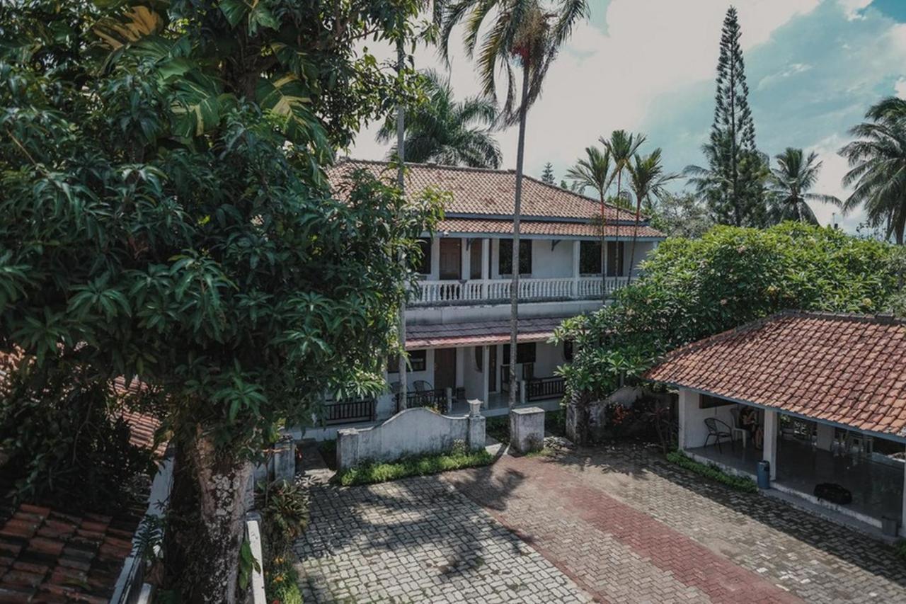 Hôtel Reddoorz Near Pantai Florida Anyer à Serang Extérieur photo