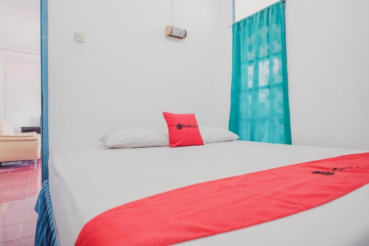 Hôtel Reddoorz Near Pantai Florida Anyer à Serang Extérieur photo
