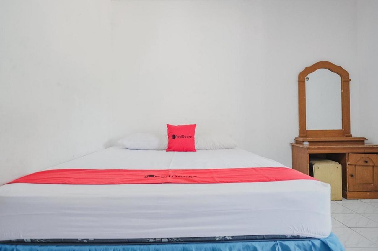 Hôtel Reddoorz Near Pantai Florida Anyer à Serang Extérieur photo